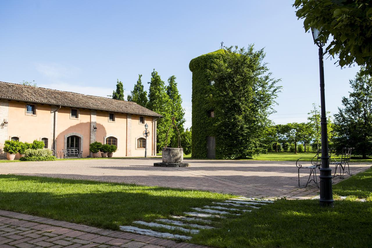 Gasthaus Relais Cascina Scottina Cadeo Exterior foto