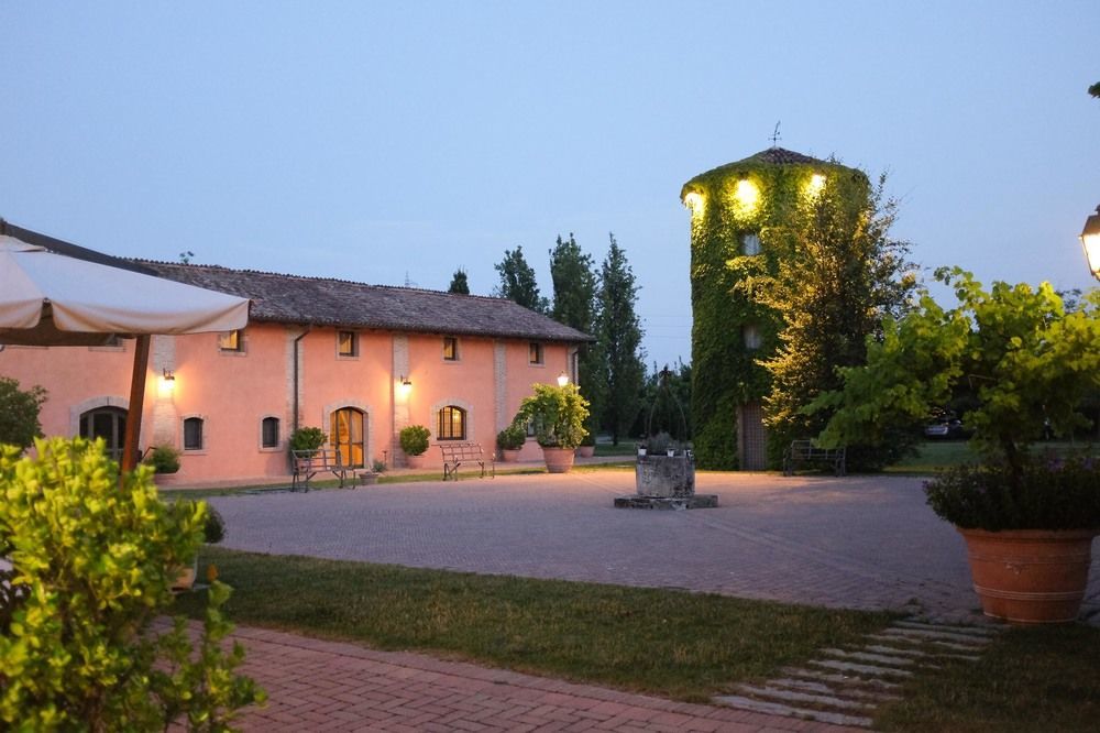 Gasthaus Relais Cascina Scottina Cadeo Exterior foto